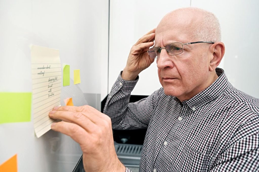 a senior man is trying to remember what else he needed to add to his grocery list and wondering if the differences between dementia vs forgetfulness